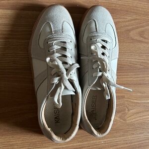 Genderless white casual shoes